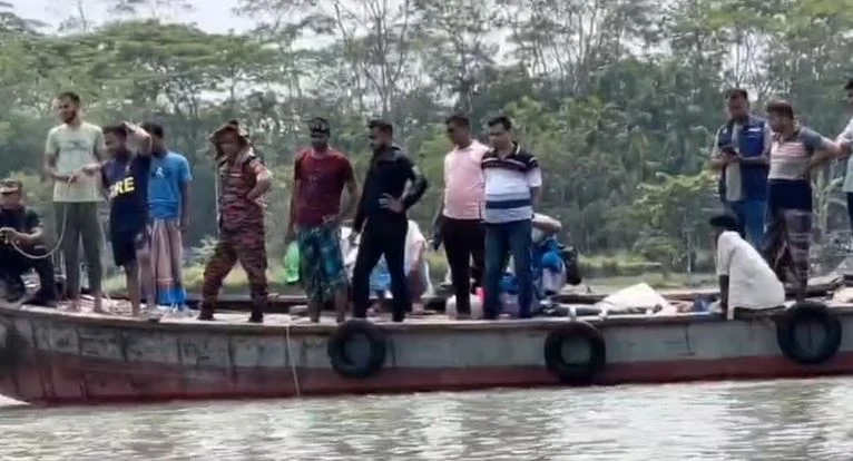 বাউফলে লঞ্চের ধাক্কায় ট্রলার ডুবি, দুইজনের মরদেহ উদ্ধার