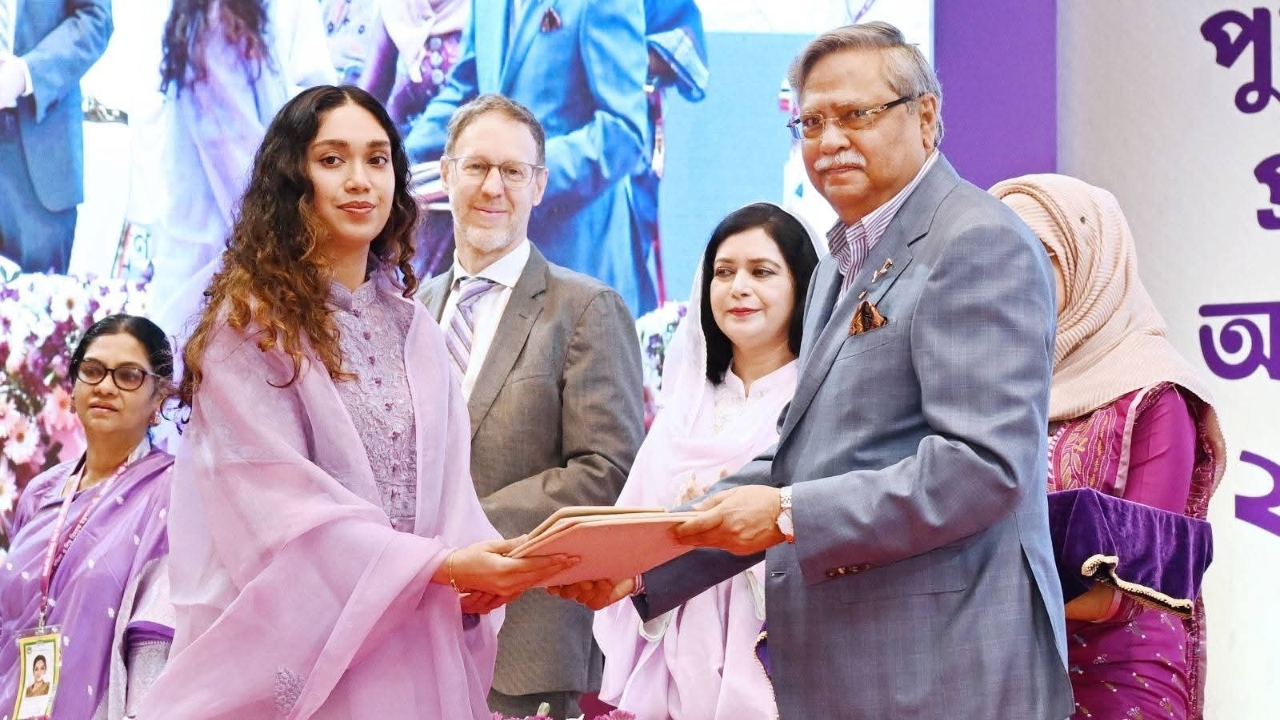 খালেদা জিয়ার মরণোত্তর পুরস্কার গ্রহণ করলেন নাতনি জাইমা