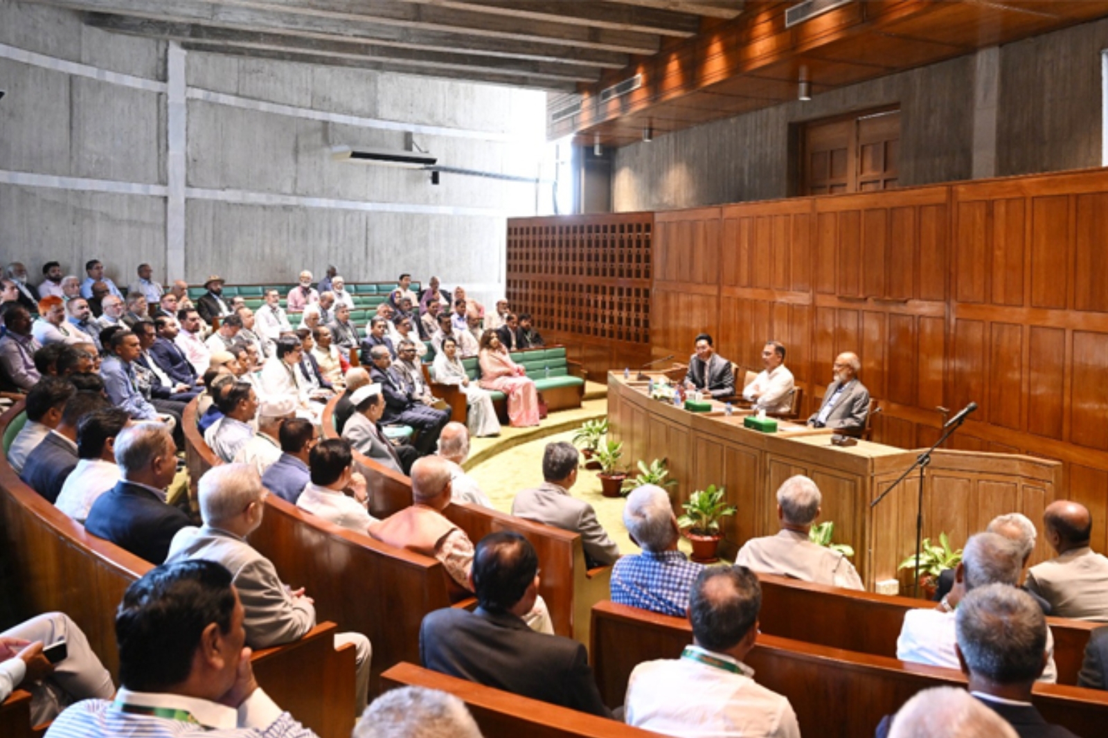 জ্বালানি সংকট মোকাবিলায় প্রধানমন্ত্রীর বিশেষ বৈঠক