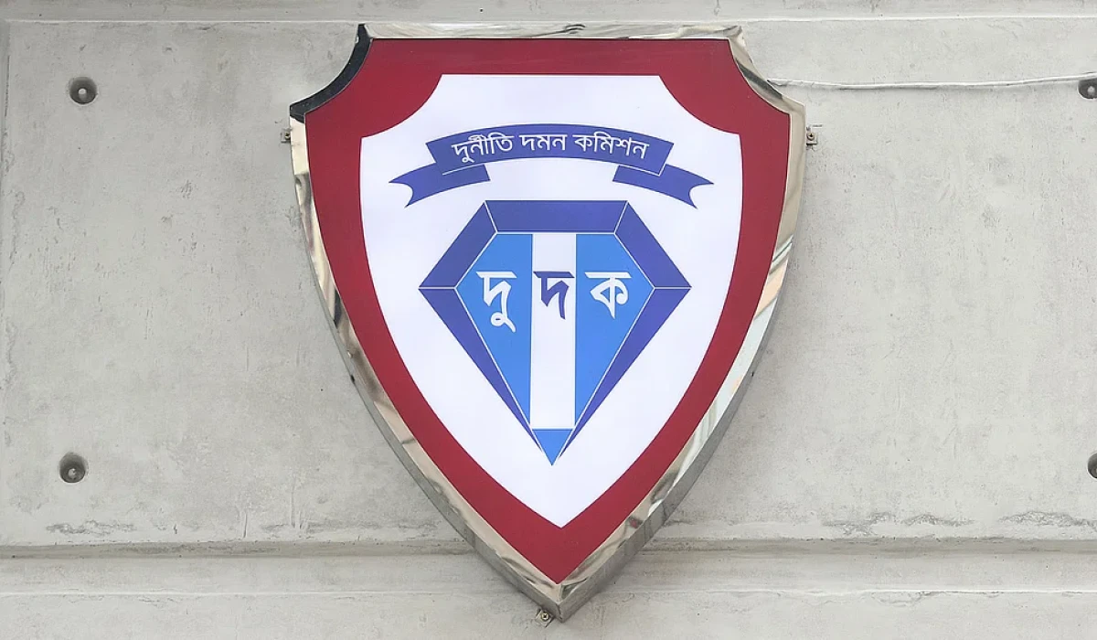 চাঁদাবাজির অভিযোগে দুদক কর্মকর্তা গ্রেপ্তার