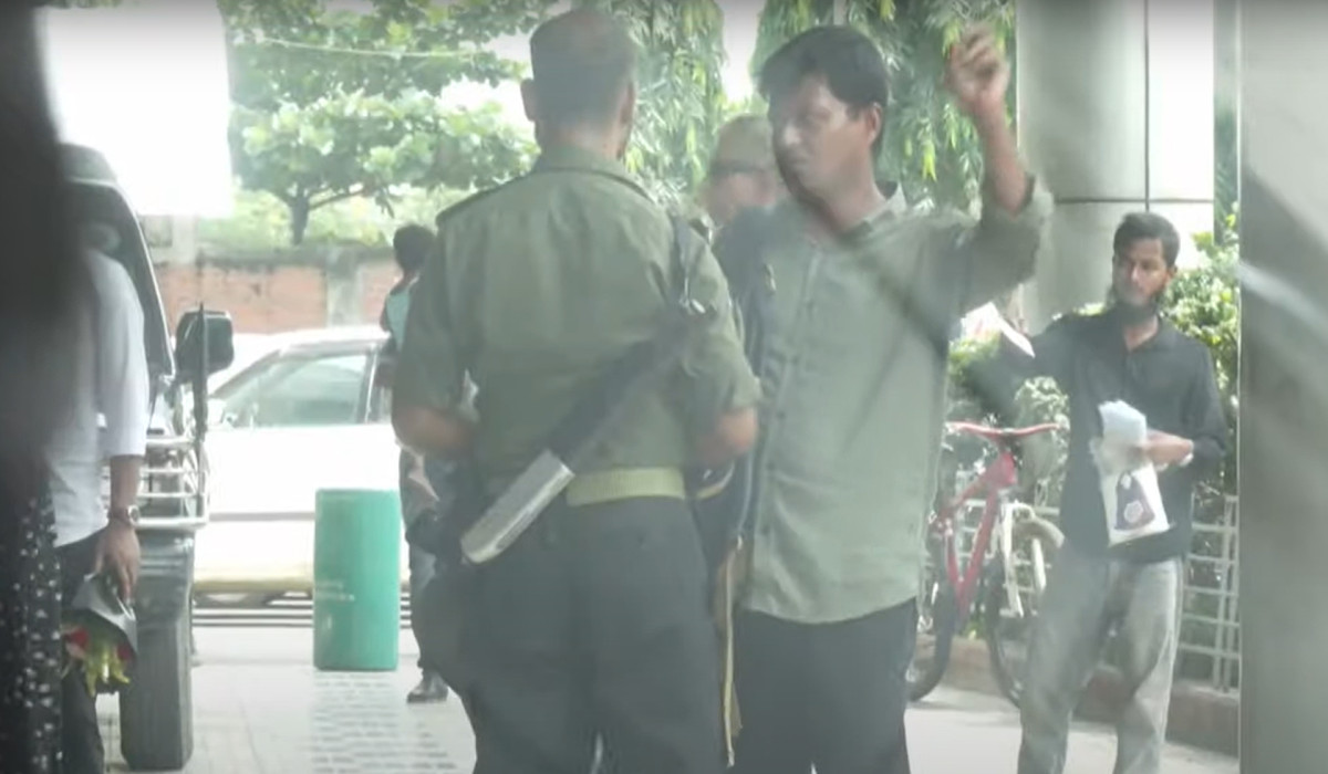সরকারি হাসপাতালে অপ্রতিরোধ্য আনসার বাহিনী!