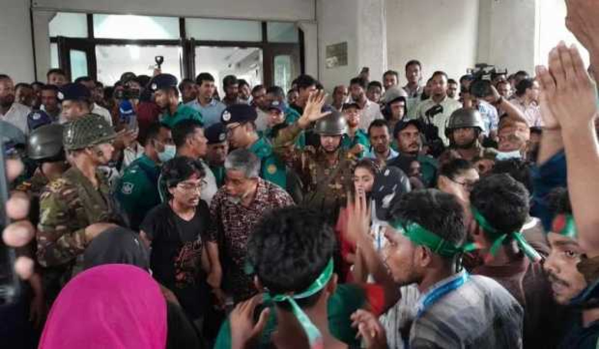 এইচএসসির ফল পুনঃমূল্যায়নের দাবিতে সচিবালয়ে ঢুকে বিক্ষোভের ঘটনায় মামলা, গ্রেপ্তার ২৬