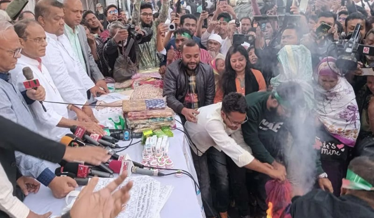স্ত্রীর ইন্ডিয়ান শাড়ি ছুড়ে ফেললেন রিজভী, পোড়ালেন নেতাকর্মীরা