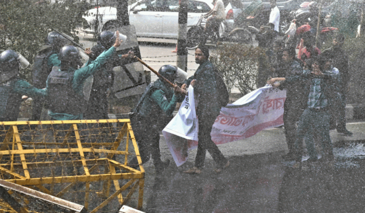 ‘সংক্ষুব্ধ ছাত্র জনতার’ মিছিলে পুলিশের জল কামান ও সাউন্ড গ্রেনেড নিক্ষেপ