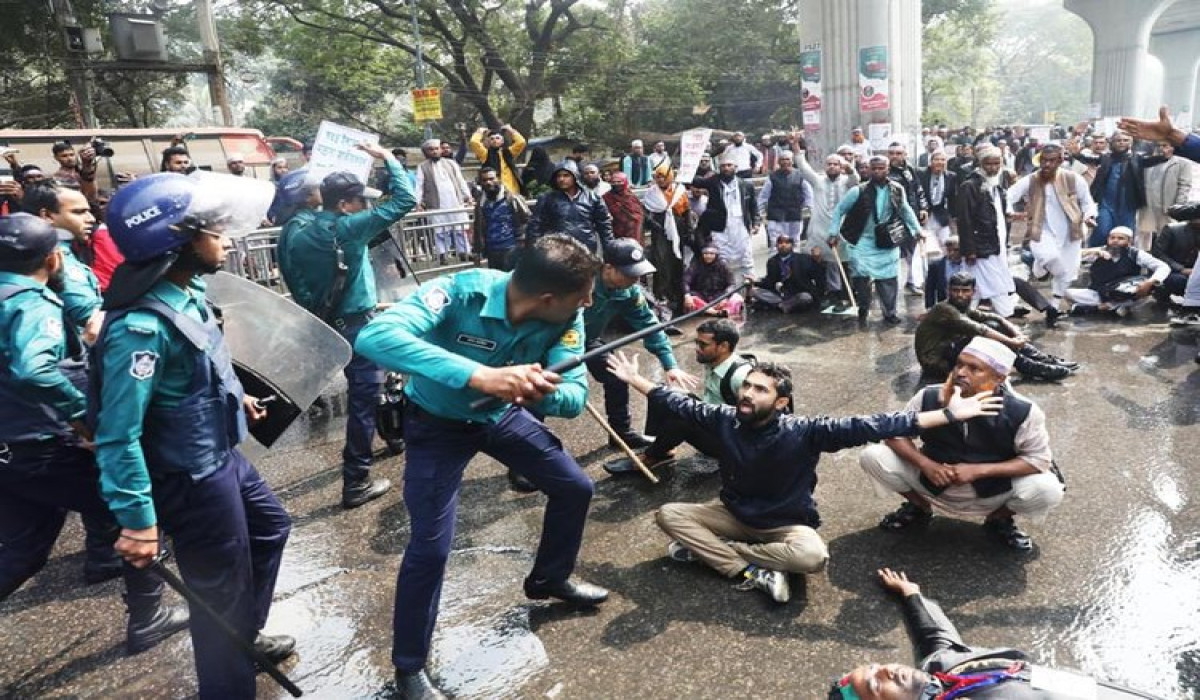 শাহবাগে শিক্ষকদের লাঠিপেটা, জলকামান ও কাঁদানে গ্যাস নিক্ষেপ
