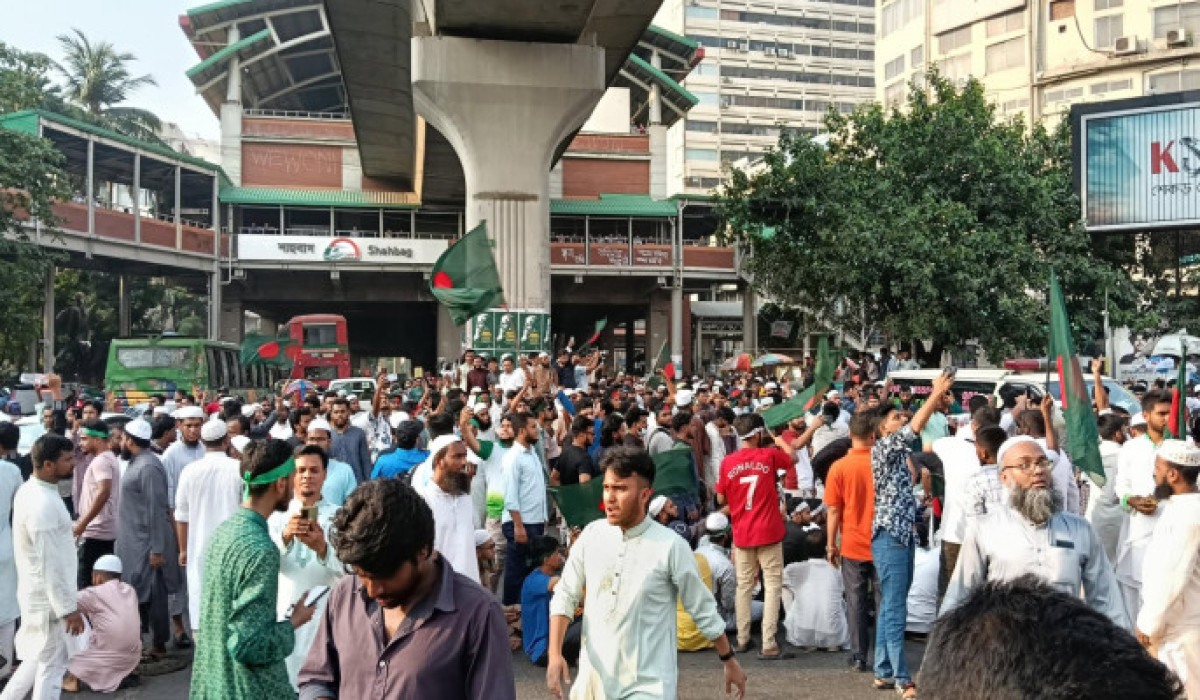 আ.লীগ নিষিদ্ধের দাবিতে শাহবাগ অবরোধ, দাবি আদায় না হওয়া পর্যন্ত অবরোধের ঘোষণা হাসনাতের