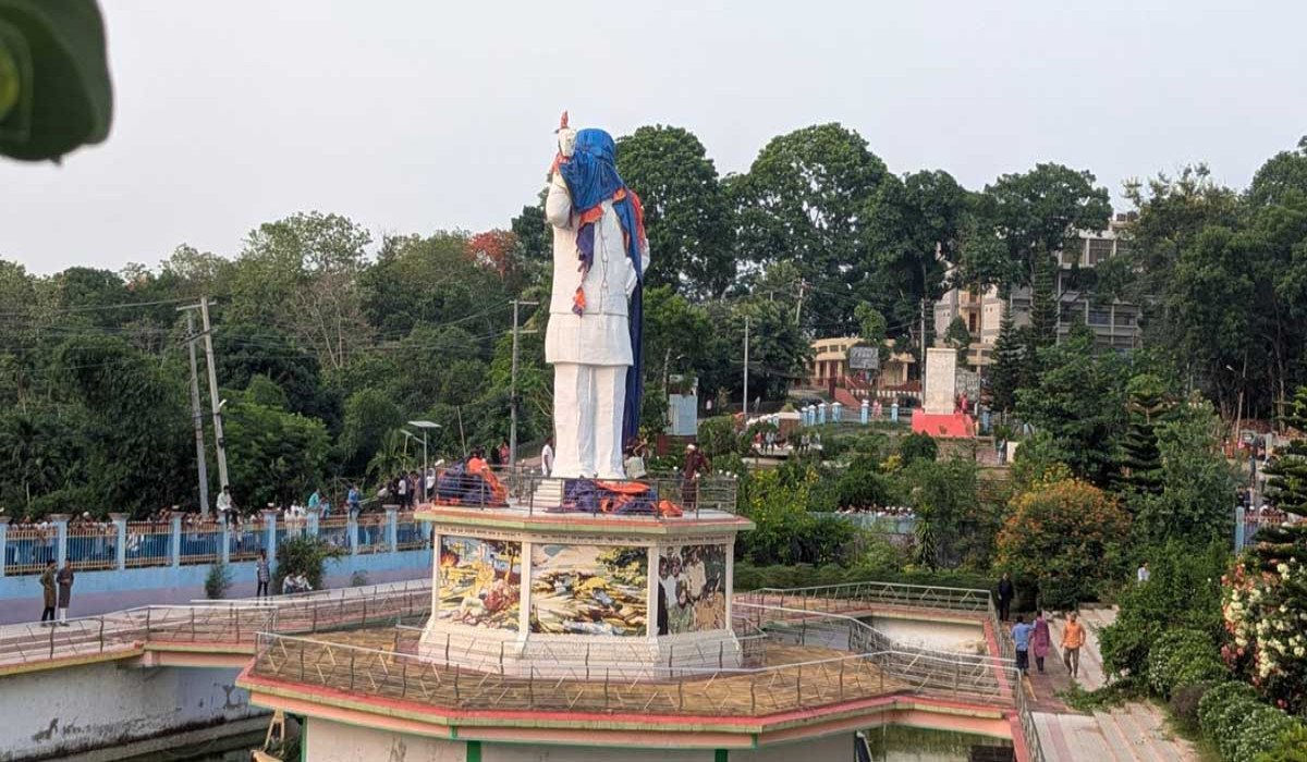 রাঙামাটিতে ভাঙা হচ্ছে বঙ্গবন্ধুর ভাস্কর্য