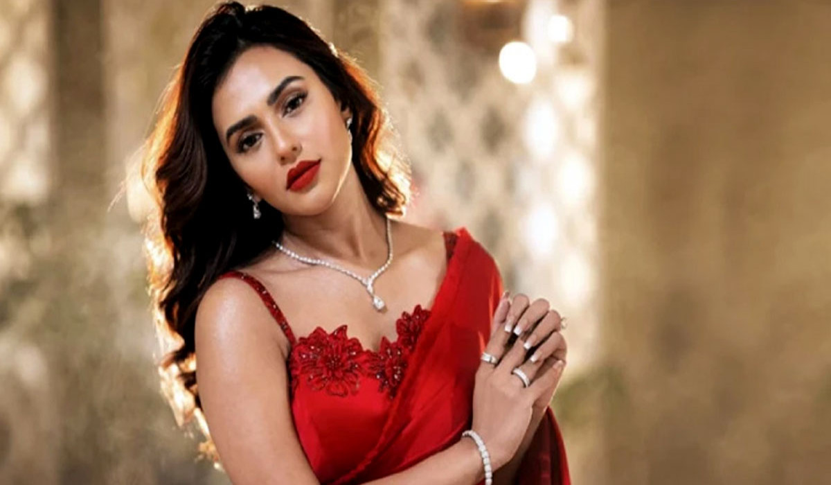‘হত্যাচেষ্টা’ মামলায় বিমানবন্দরে আটক নায়িকা নুসরাত ফারিয়া