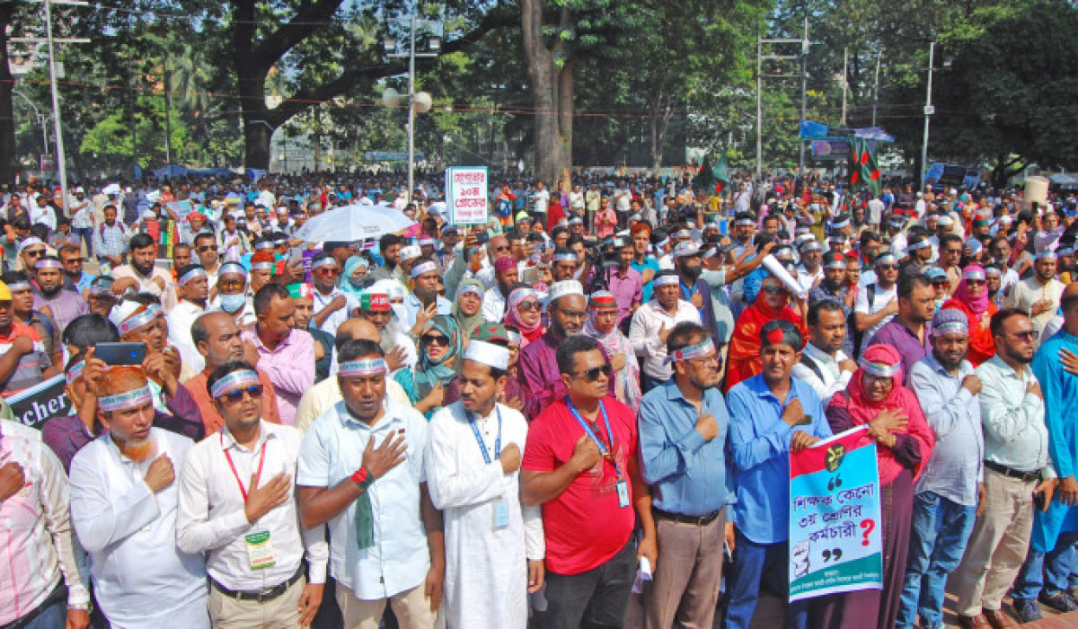 ১০ম গ্রেডে বেতনসহ তিন দফা দাবিতে শহিদ মিনারে প্রাথমিকের শিক্ষকদের অবস্থান