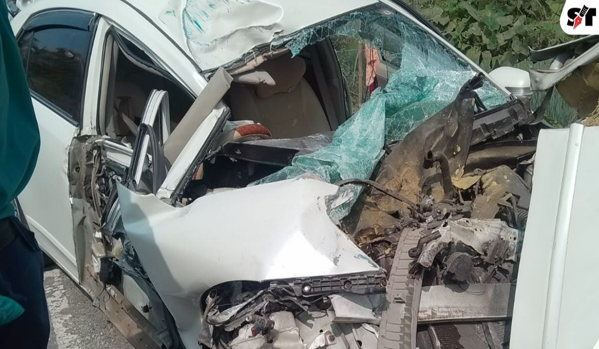 বাস–প্রাইভেট কারের সংঘর্ষে গাড়িতে আটকা পড়েন চালক, ৯৯৯–এ ফোন পেয়ে উদ্ধার