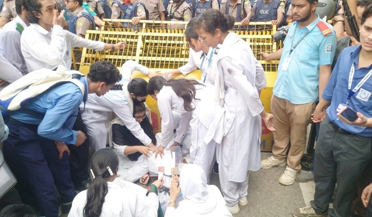 শিক্ষা ভবনের সামনে বসে পড়েছেন শিক্ষার্থীরা