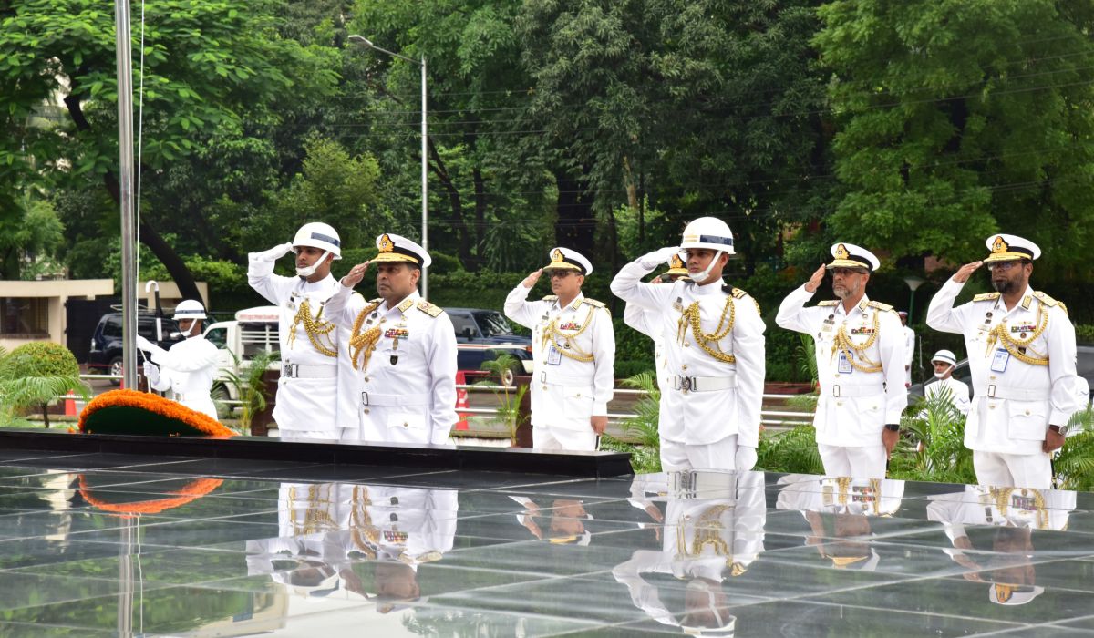 শিখা অনির্বাণে শ্রদ্ধা জানালেন নবনিযুক্ত নৌবাহিনী প্রধান